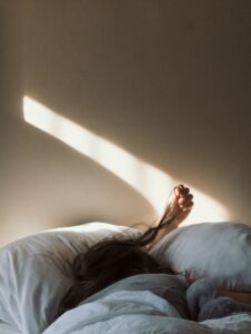 Có một mối liên hệ tác động qua lại giữa trầm cảm và giấc ngủ. Thiếu ngủ có thể góp phần gây trầm cảm, và trầm cảm có thể khiến bạn khó ngủ hơn.
