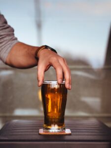 Nhiều người uống rượu bia để đối phó căng thẳng nhưng lại khiến khả năng mắc trầm cảm cao hơn. 